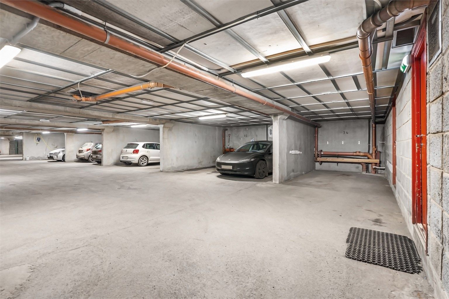 Parkering i felles, låst garasjekjeller med direkte adkomst til oppgangen.