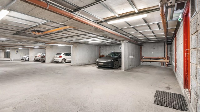Parkering i felles, låst garasjekjeller med direkte adkomst til oppgangen.