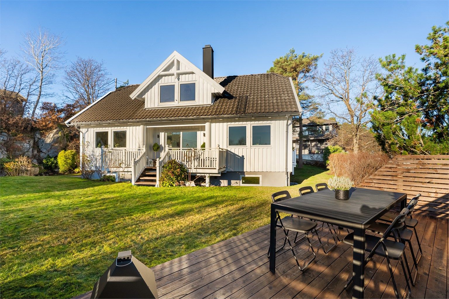 Boligen ligger på en høyde og gir et luftig preg. 