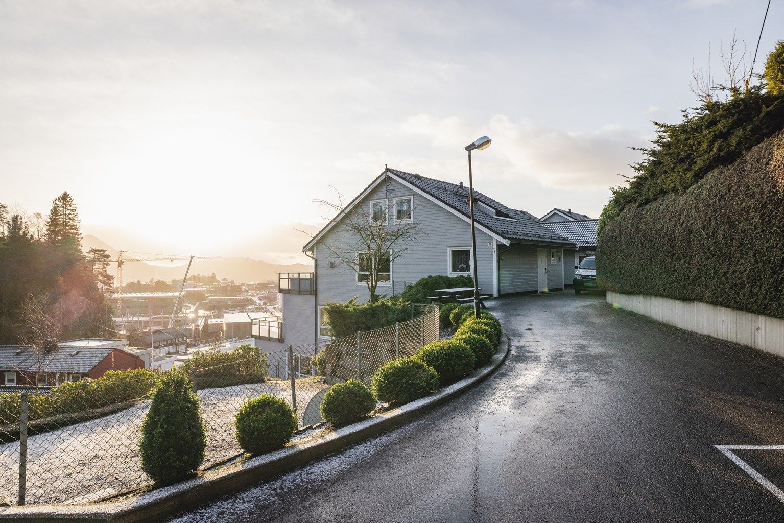 Uteområdet er velstelt og pent opparbeidet.