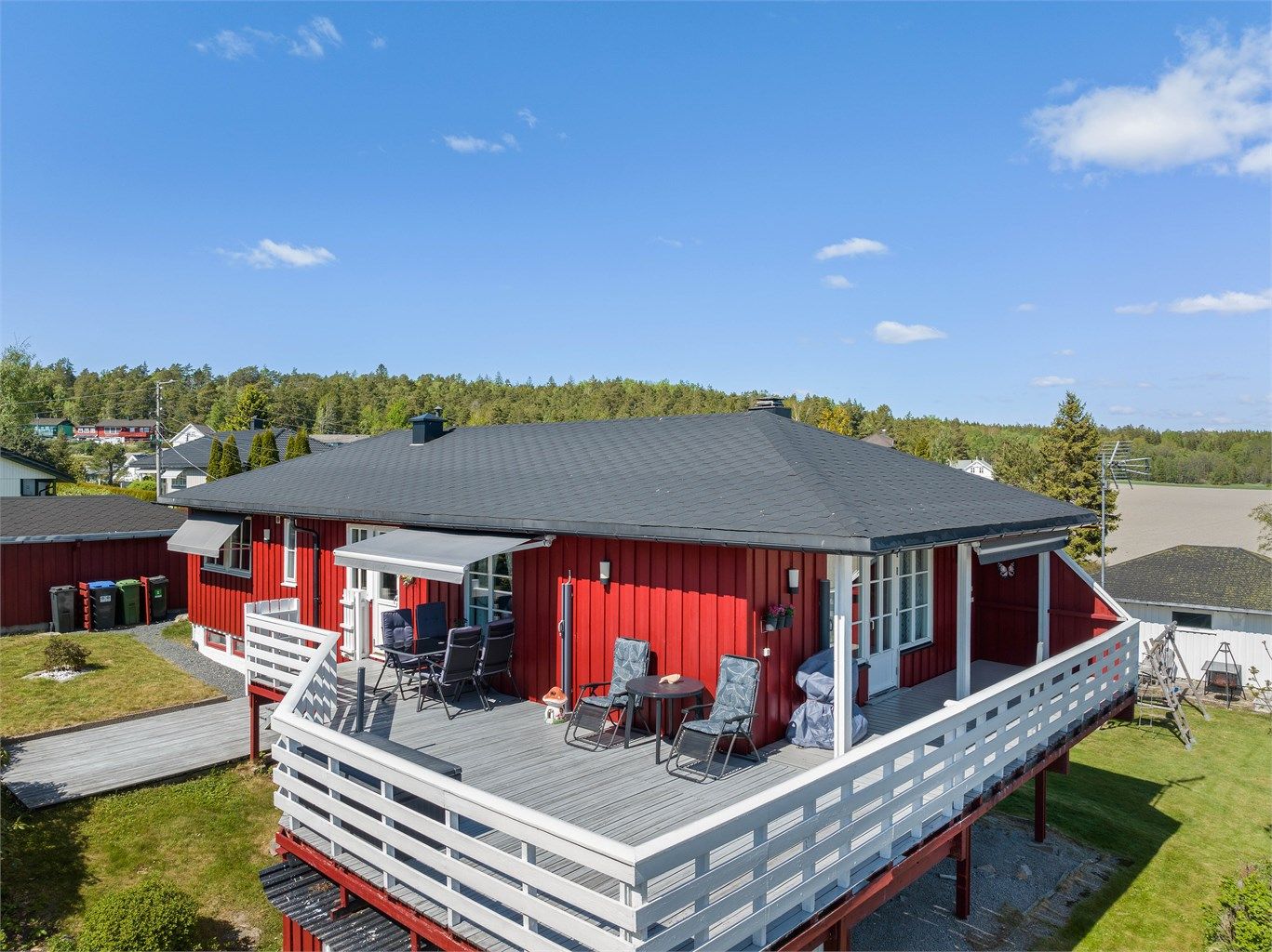 Siden byggeåret er oppgraderinger utført i flere omganger, utvendig som innvendig. Terrassedører og flere vinduer er skiftet ut på 2000-tallet.