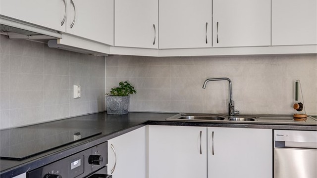 Det koselige kjøkkenet har god skap- og benkeplass og er innredet med Sigdal-kjøkken med glatte fronter og laminatbenkeplate.