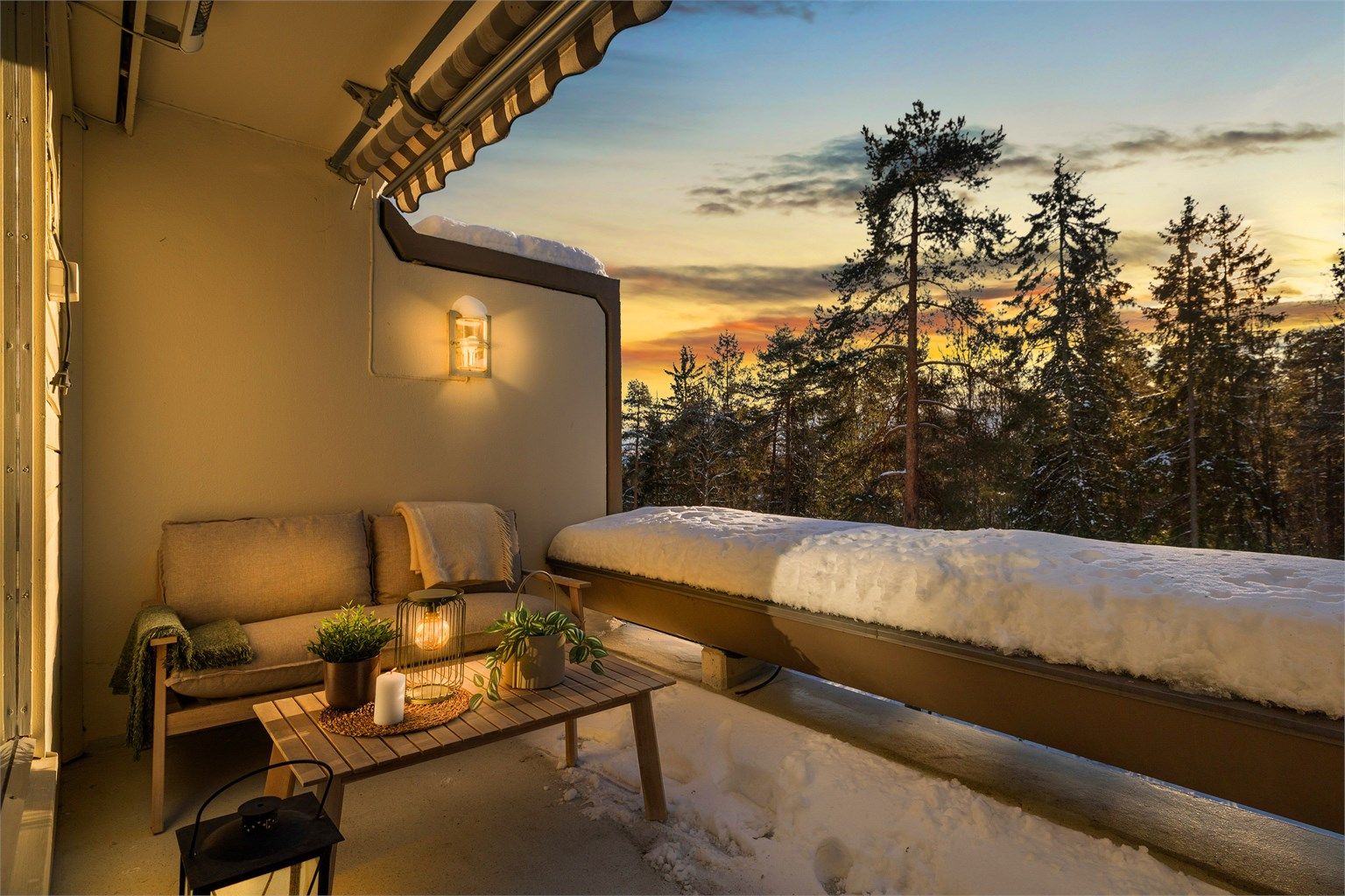 Belysningen skaper en hyggelig atmosfære på kveldstid.