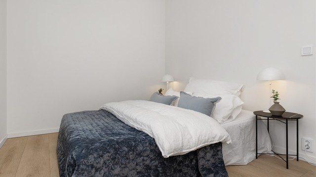 Hovedsoverom med god plass til dobbeltseng og garderobeløsning.