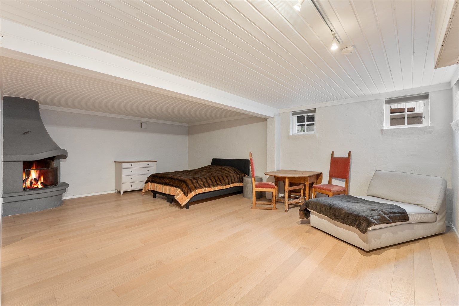 Romslig, innredet kjellerstue med enstavs parkett. Rommet er ikke godkjent for varig opphold.