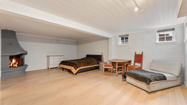 Romslig, innredet kjellerstue med enstavs parkett. Rommet er ikke godkjent for varig opphold.