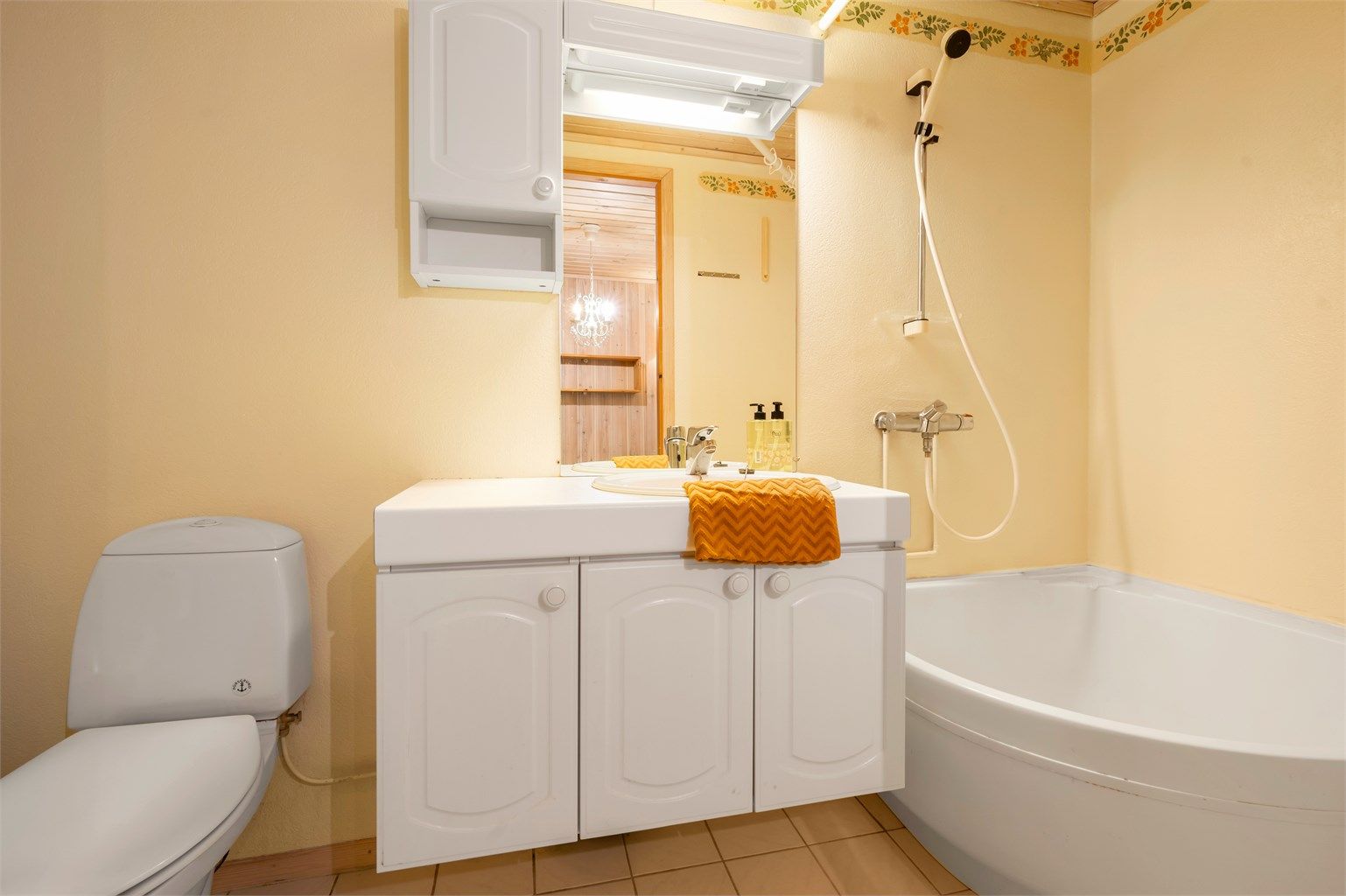 Baderom i underetasjen/hybelen. 