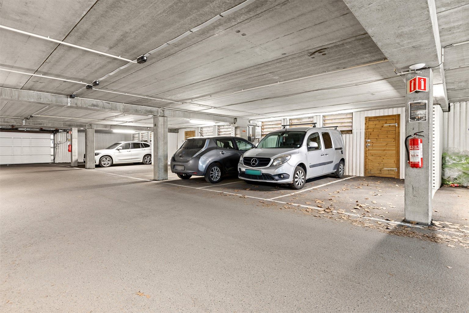 Det medfølger en fast garasjeplass i felles anlegg, med en tilhørende bod på 4 m² ved plassen.