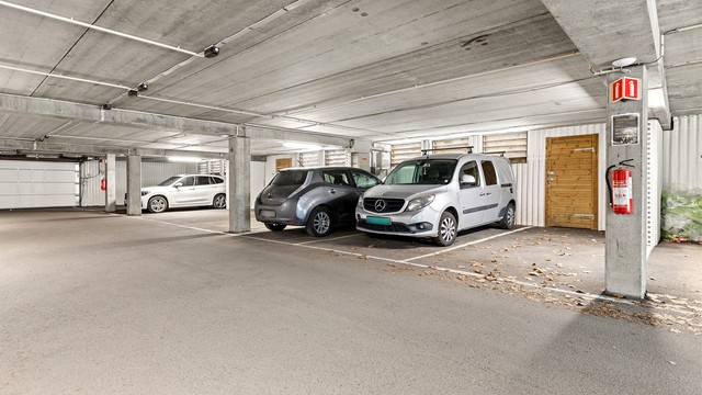 Det medfølger en fast garasjeplass i felles anlegg, med en tilhørende bod på 4 m² ved plassen.