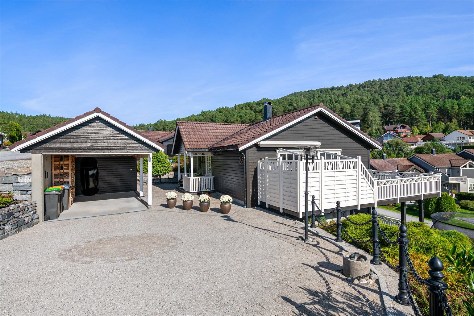Pent opparbeidet gårdsplass med belegningsstein.