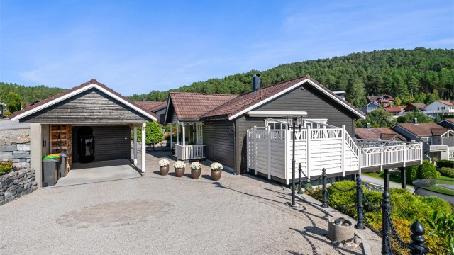 Pent opparbeidet gårdsplass med belegningsstein.