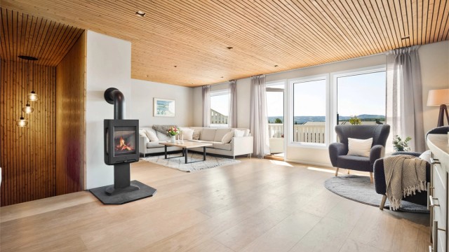 Romslig og lys stue med flere ulike møbleringsmuligheter med god plass til både sofagruppe og spisebord.