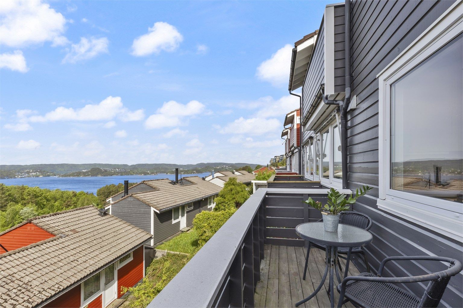 Fra balkongen i 1 etasje ut fra kjøkken er det kveldssol og flott utsikt mot Topdalsfjorden 