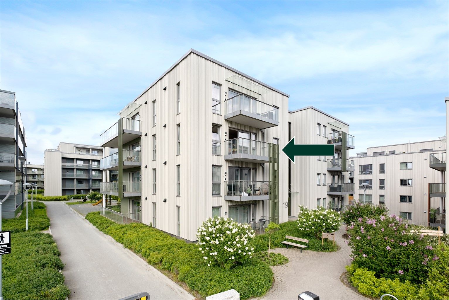 Velkommen til Øvre Granåslia 19 - en innbydende 3-romsleilighet beliggende i rolige og sentrale omgivelse på Strinda Hageby! 