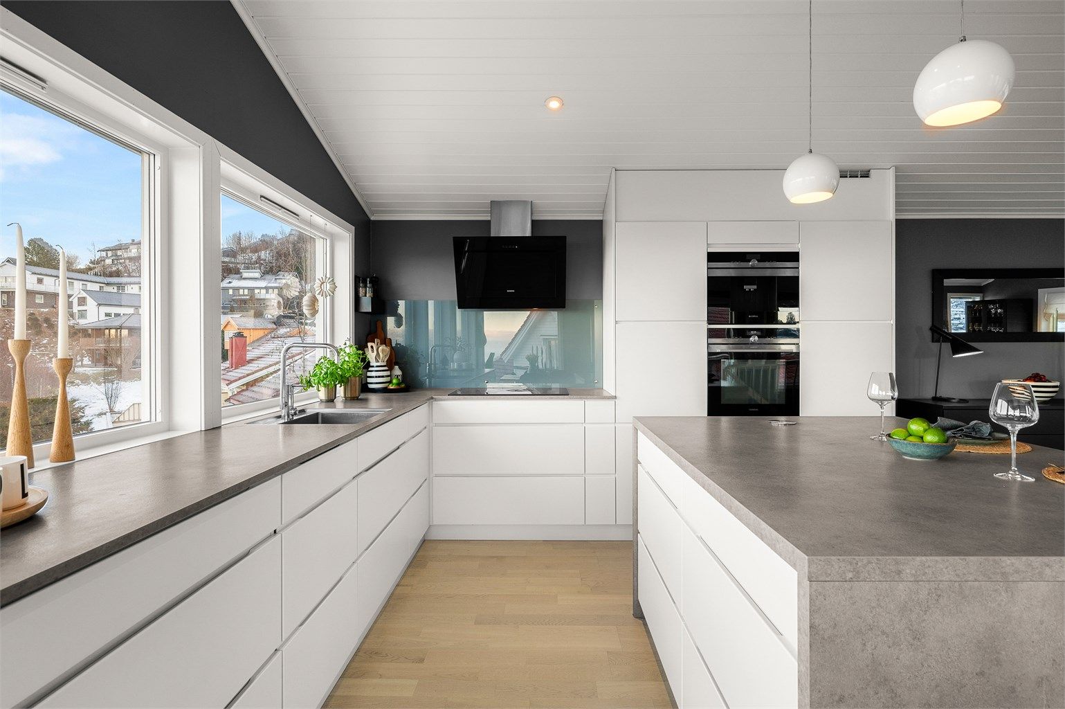 Rikelig med skap- og benkeplass gir gode arbeidsforhold i både hverdag og selskap.