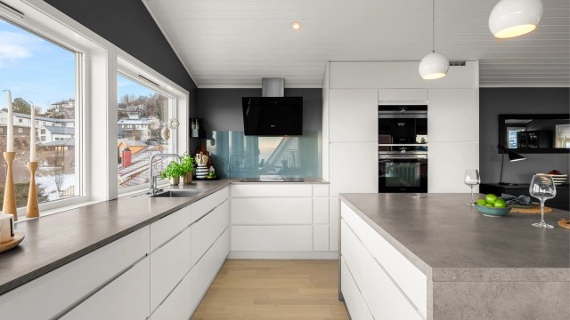 Rikelig med skap- og benkeplass gir gode arbeidsforhold i både hverdag og selskap.