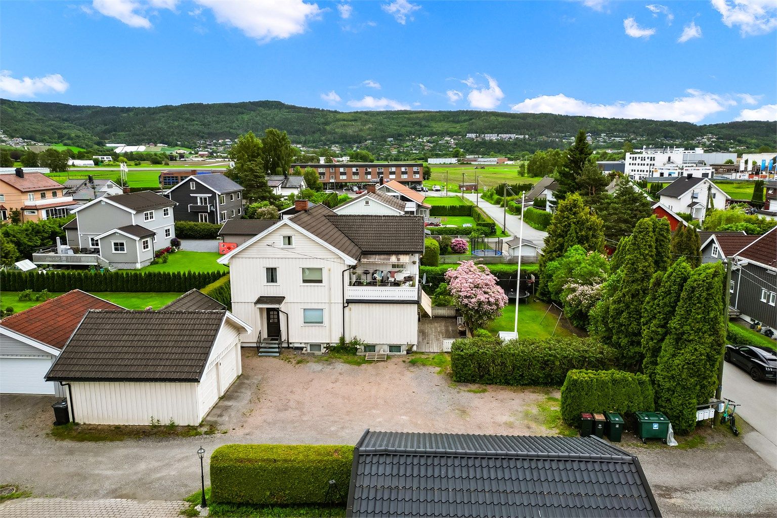 Beliggende i en rolig gate uten gjennomgangstrafikk.