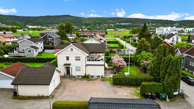Beliggende i en rolig gate uten gjennomgangstrafikk.