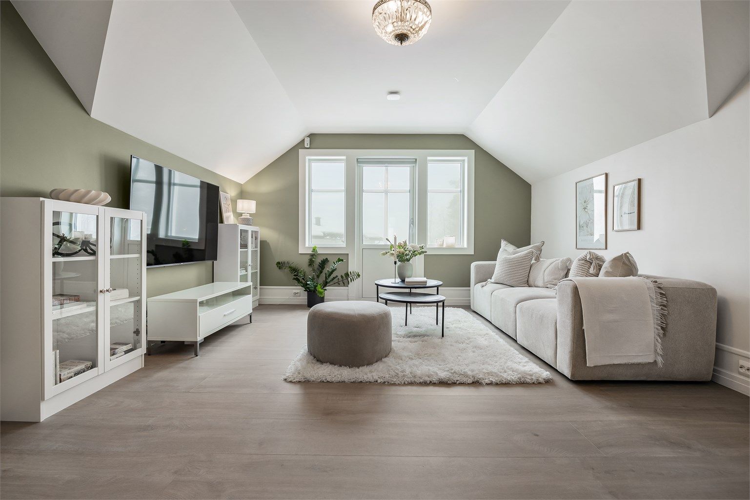 Loftstuen er et lyst og allsidig rom, med utgang til en sørvendt balkong.