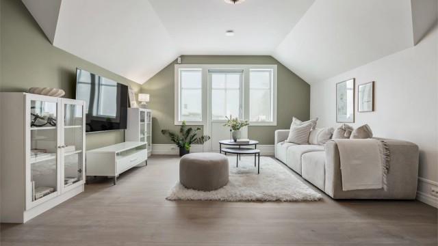 Loftstuen er et lyst og allsidig rom, med utgang til en sørvendt balkong.