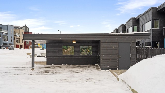 Carport med bod finner du like utenfor inngangsdøra til boligen