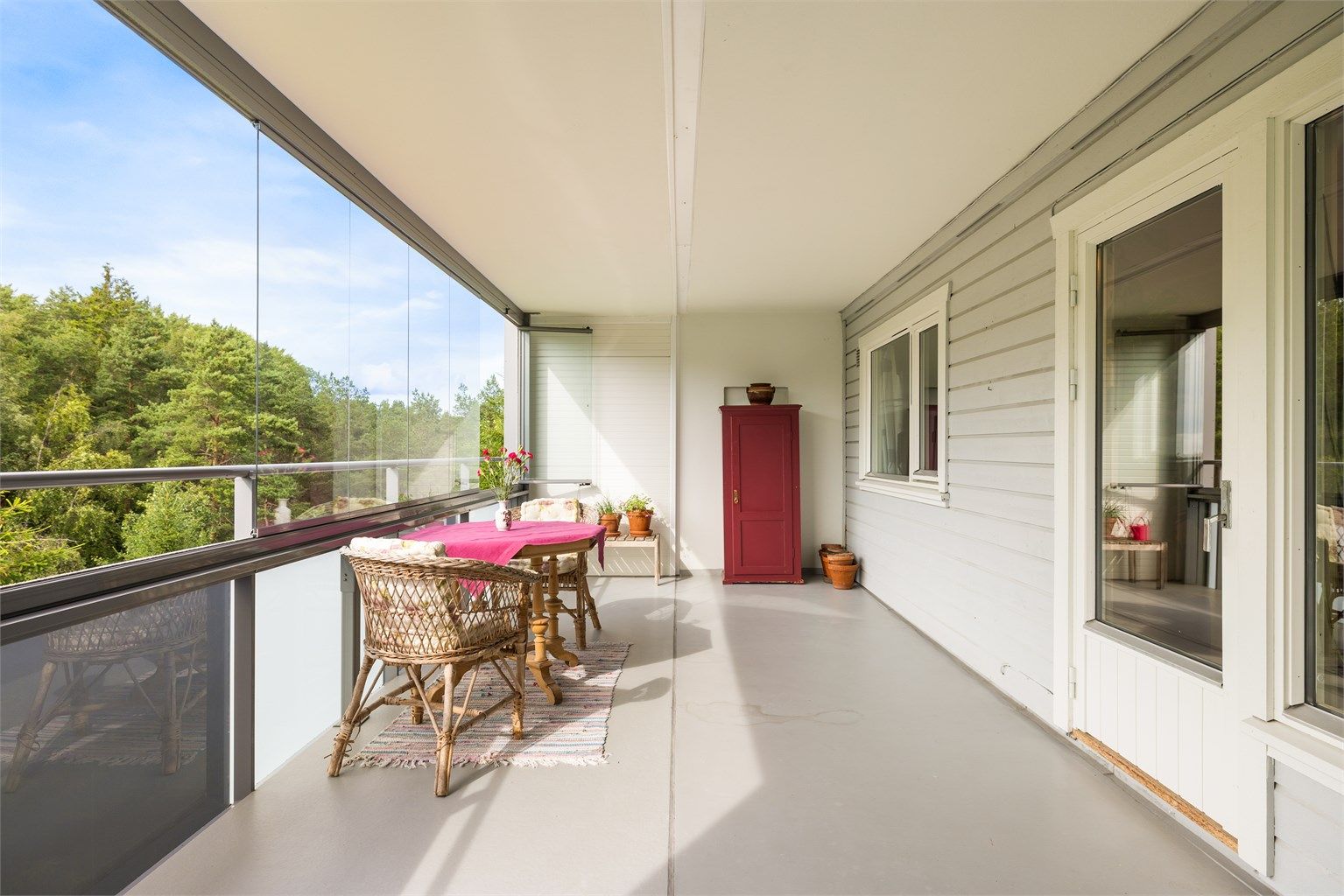 Sommerstid titter solen inn til balkongen fra utpå ettermiddagen og varer frem til forsvinner bak skogholtet sen kveld.