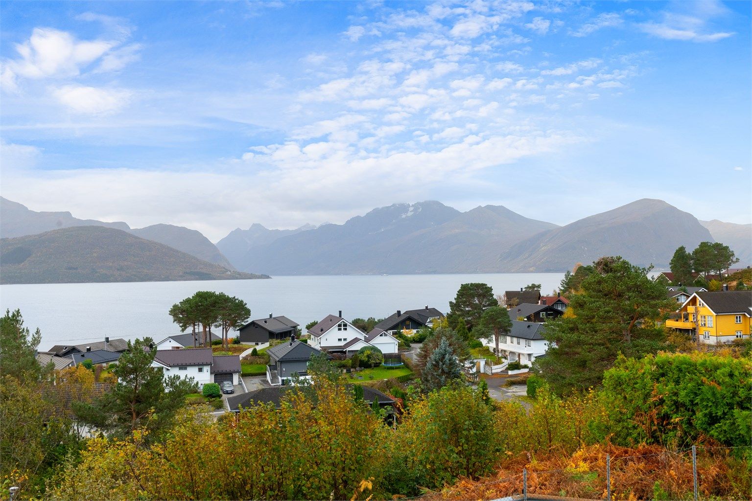 Fantastisk utsikt mot Sunnmørsalpene og Hjørundfjorden