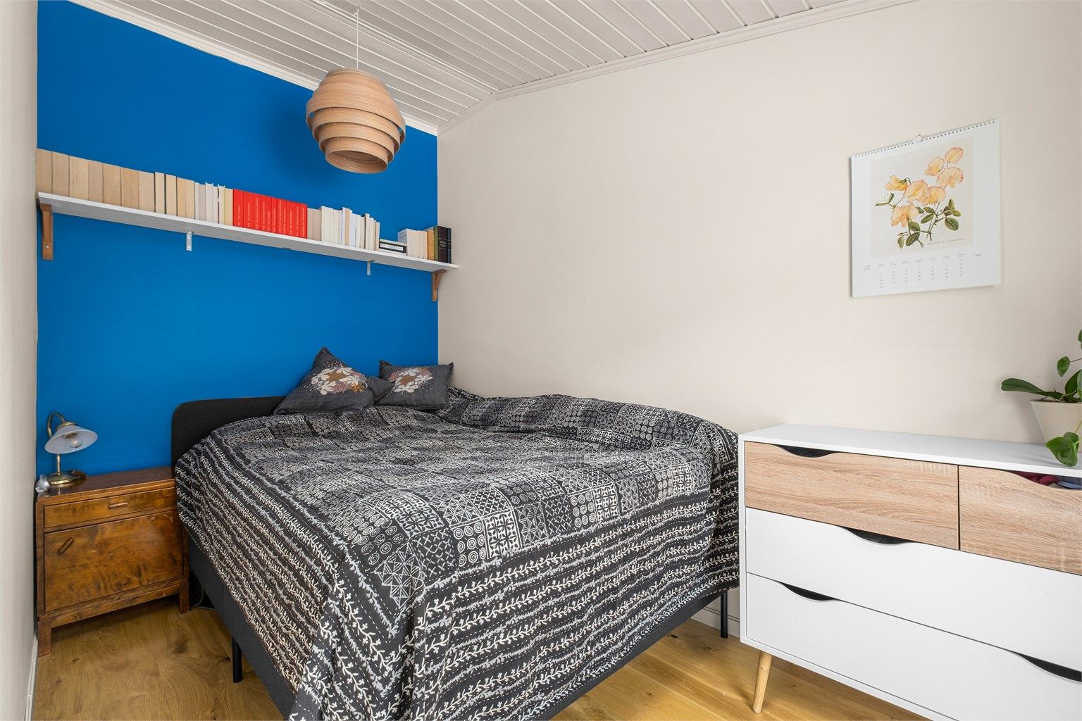 Soverom 2 er på 6 kvm og kan fint benyttes som barnerom eller kontor hvis ønskelig. Det ble etablert skyvedør inn mot rommet i 2017.