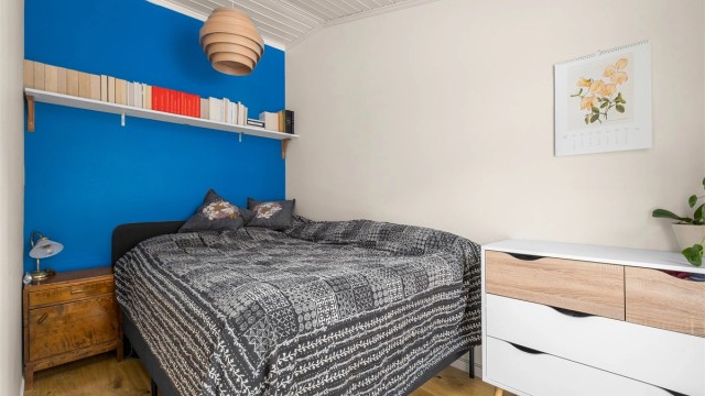 Soverom 2 er på 6 kvm og kan fint benyttes som barnerom eller kontor hvis ønskelig. Det ble etablert skyvedør inn mot rommet i 2017.