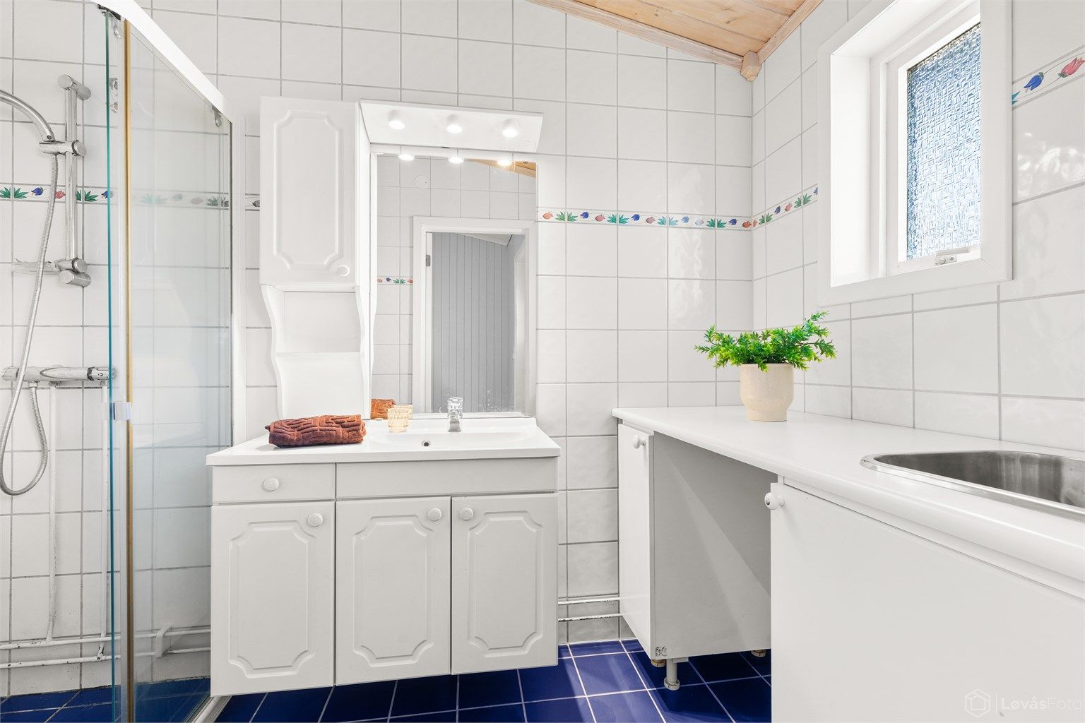 Bad 1 i 1. etasje med opplegg for vaskemaskin