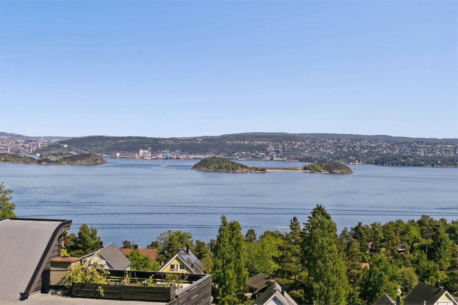Påbygd enderekkehus med takterrasse, skjermet hage, garasje og en flott utsikt 