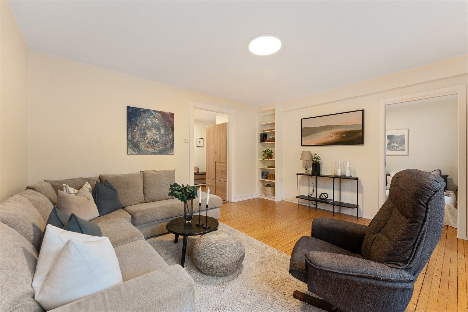 Stuen er et sentralt og romslig oppholdsrom med plass til en større sofagruppe.