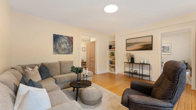 Stuen er et sentralt og romslig oppholdsrom med plass til en større sofagruppe.