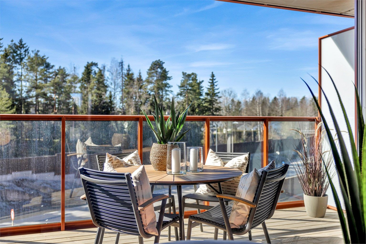 Balkongen er på hele 17 m² med utsyn mot grønne omgivelser og etablert boligområde. (Arkivfoto fra tilsvarende leilighet)