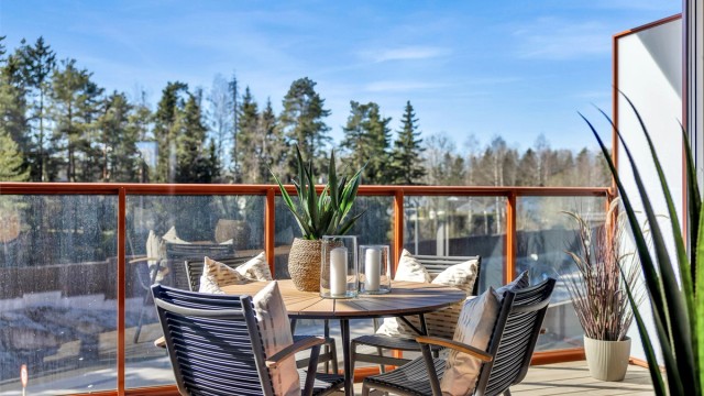 Balkongen er på hele 17 m² med utsyn mot grønne omgivelser og etablert boligområde. (Arkivfoto fra tilsvarende leilighet)