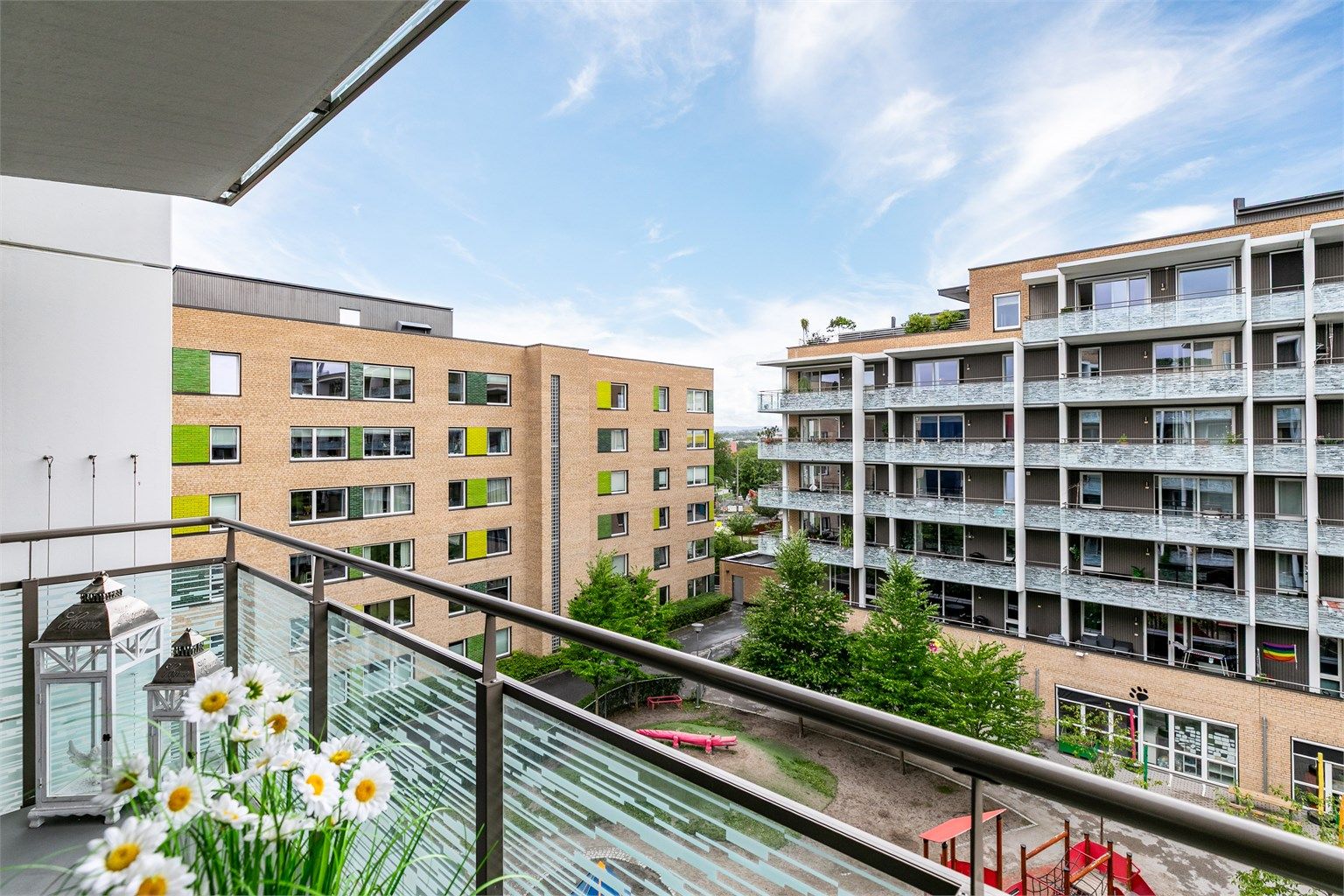 Leiligheten inngår i femte etasje og er i sin helhet orientert mot vest.