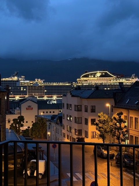 Fra balkongen har man også flott utsikt mot cruicetrafikken til og fra Ålesund havn