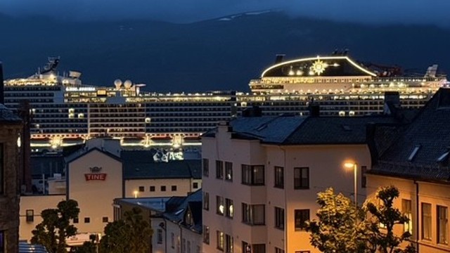Fra balkongen har man også flott utsikt mot cruicetrafikken til og fra Ålesund havn
