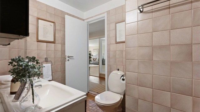 Også dette badet er flislagt og har varmekabler i gulvet for økt komfort.
