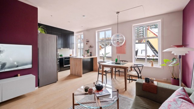 Dette er en rålekker og stilfull 3-roms selveierleilighet med høy standard og moderne løsninger.