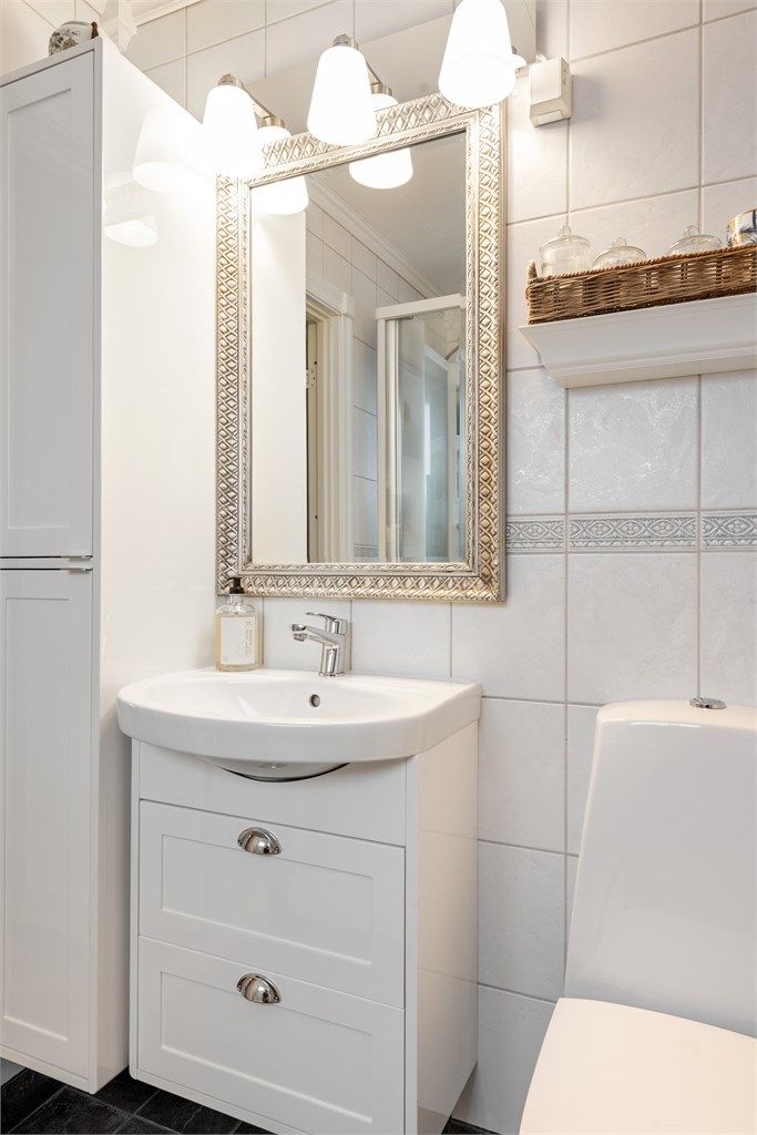 Baderomsinnredning fra Hafa med profilerte fronter og speil med overlys