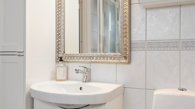 Baderomsinnredning fra Hafa med profilerte fronter og speil med overlys