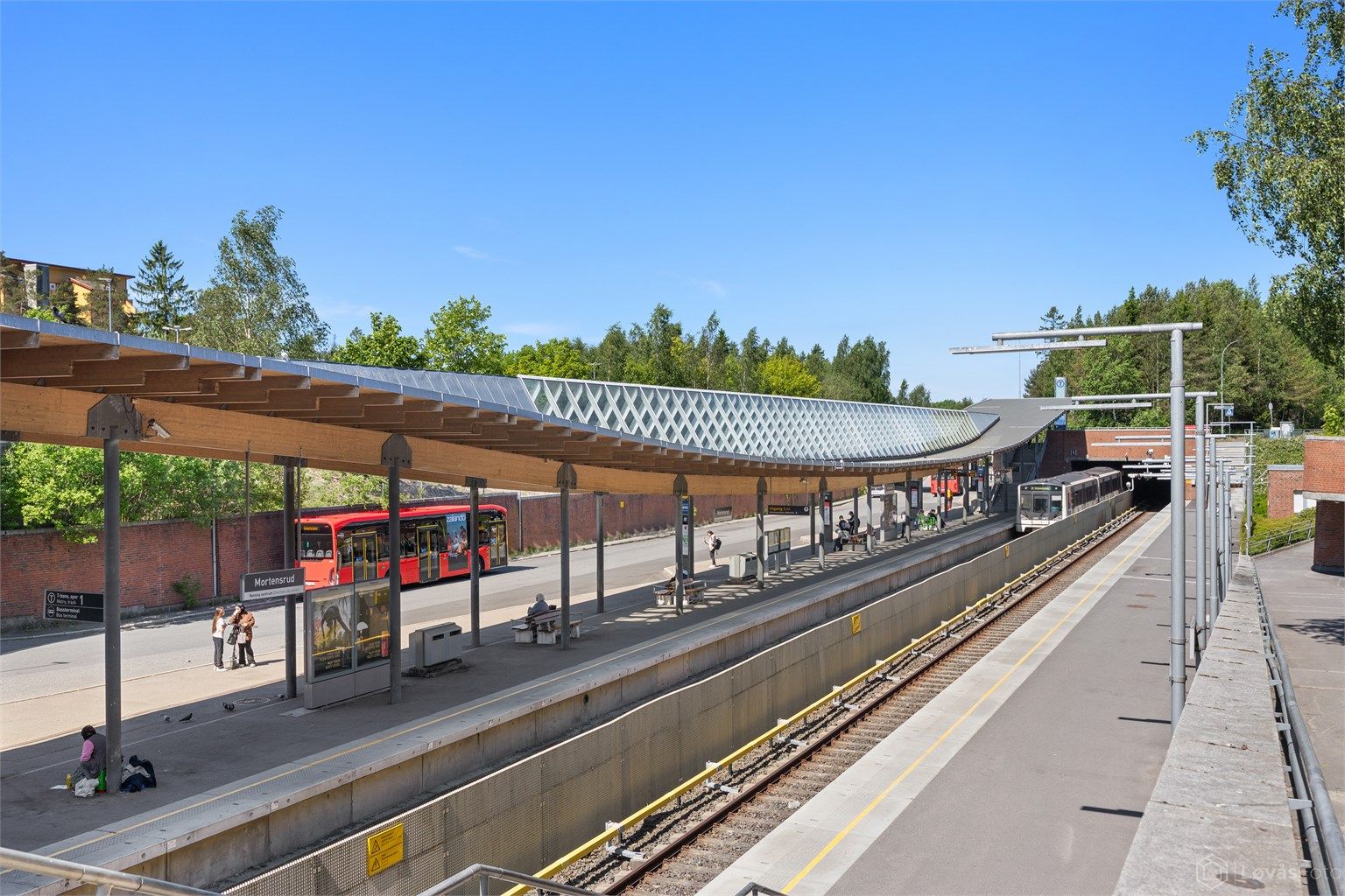 Mortensrud T-banestasjon ligger kun 8 minutters gange unna, med linje 2 og 3.