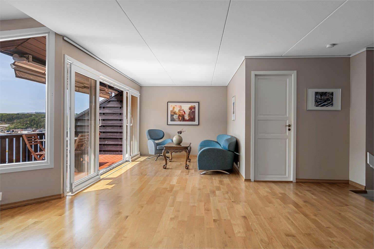  - Fra stuen er det direkte utgang til sørvendt balkong - 