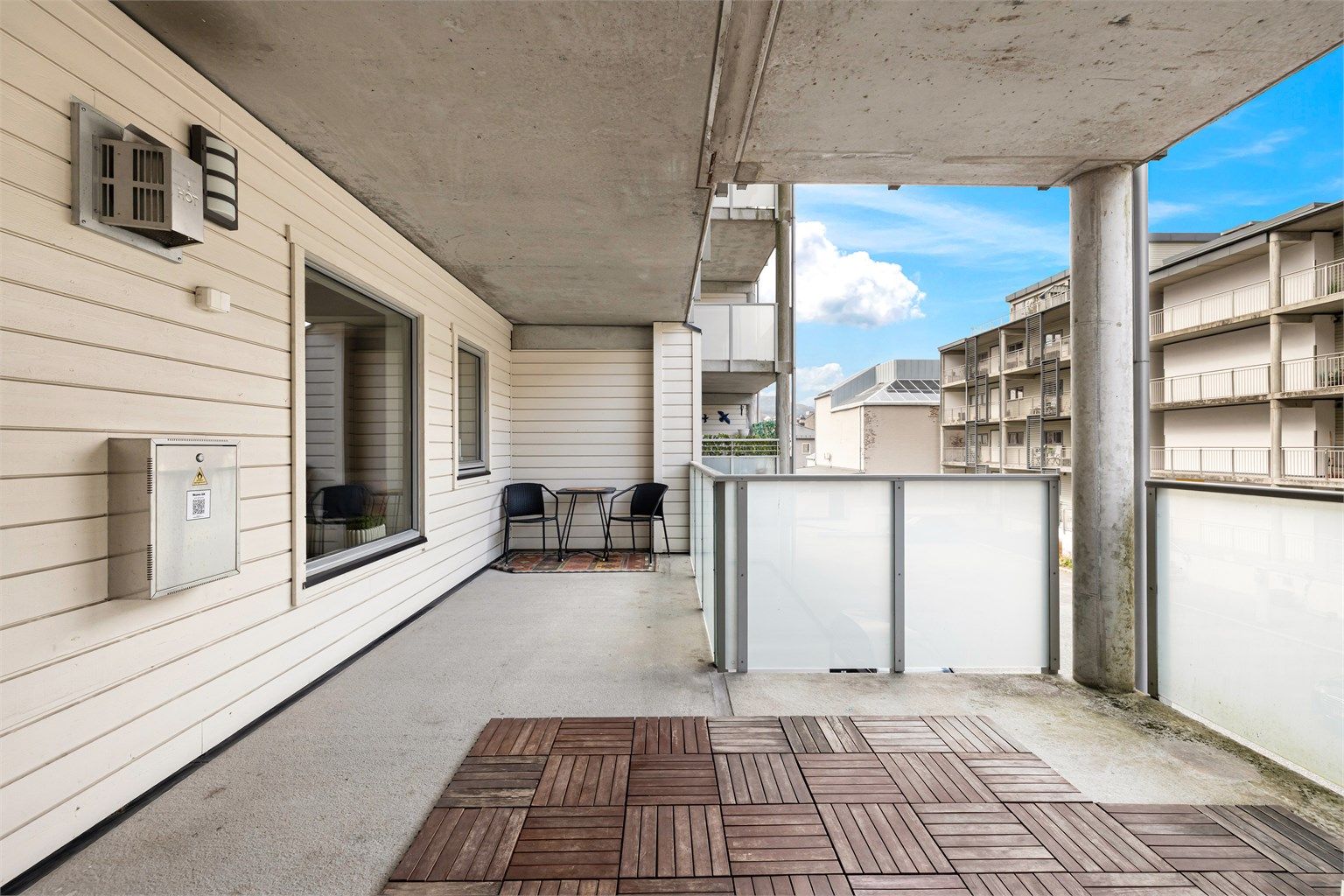 Balkongen er lun og gir et privat uterom.