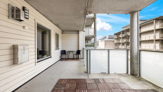 Balkongen er lun og gir et privat uterom.