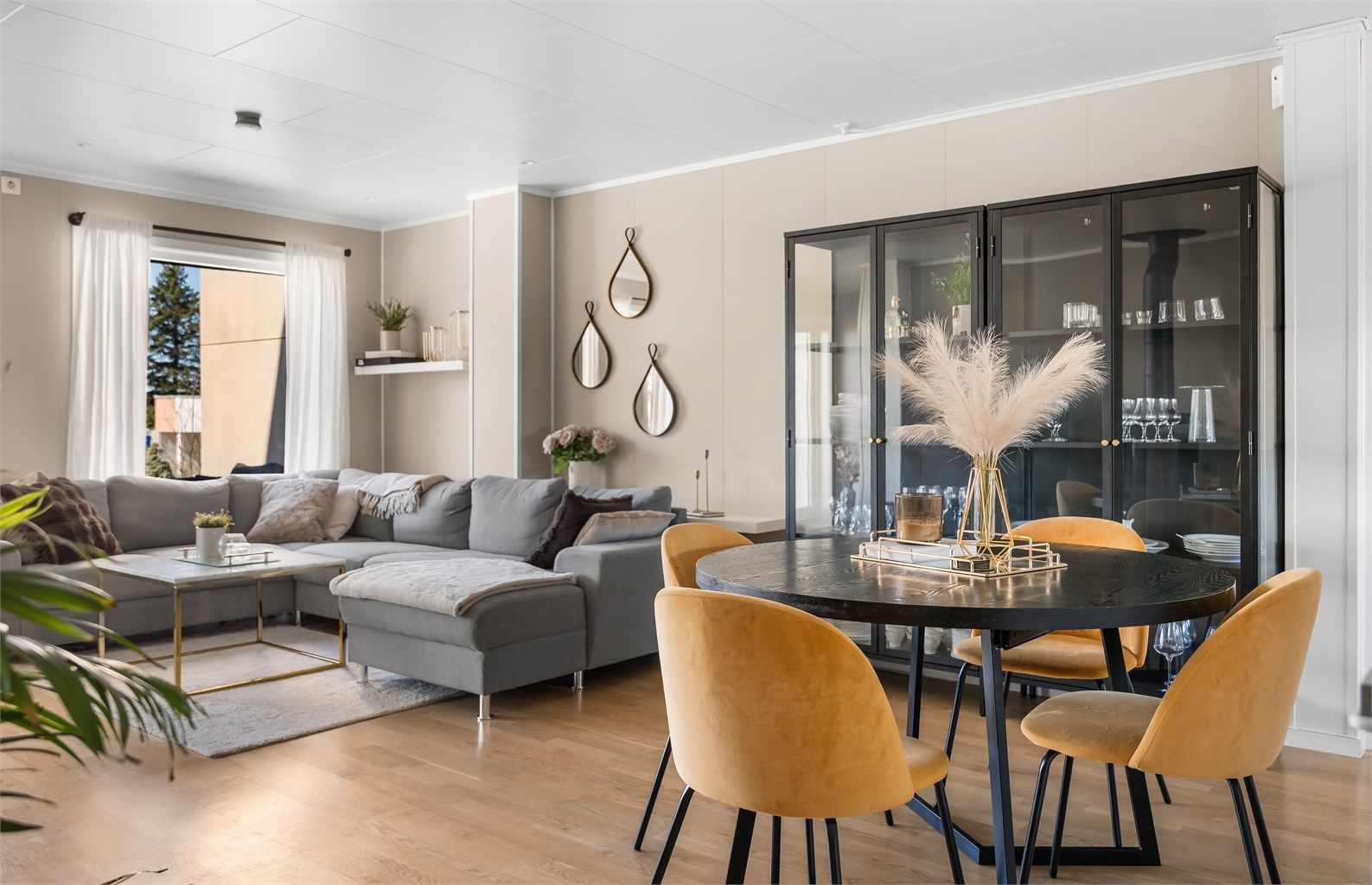 Stuen har god plass til en romslig sofagruppe og er, som resten av hovedrommene, belagt med parkett.