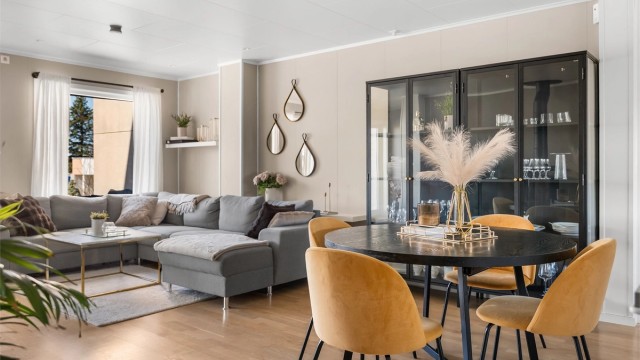 Stuen har god plass til en romslig sofagruppe og er, som resten av hovedrommene, belagt med parkett.