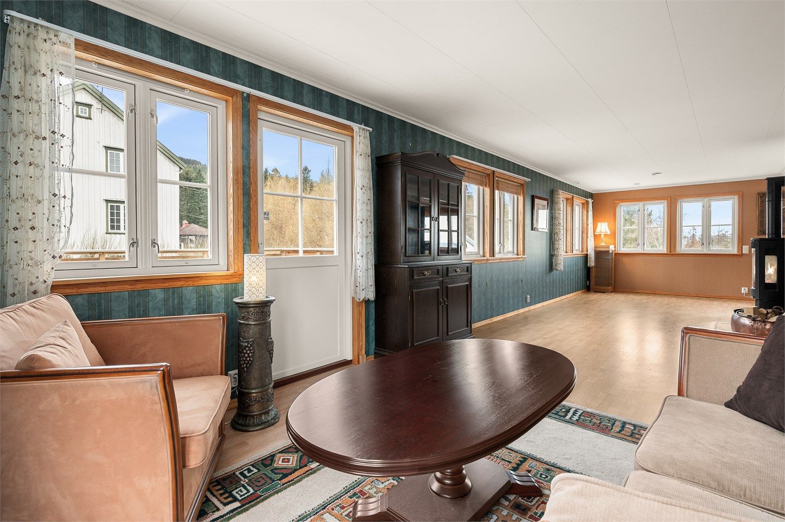 Den romslige stuen har god plass til flere møbleringssoner og gir fleksible innredningsmuligheter etter behov.