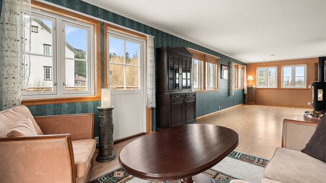 Den romslige stuen har god plass til flere møbleringssoner og gir fleksible innredningsmuligheter etter behov.